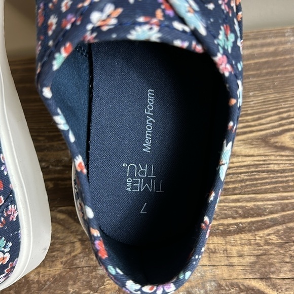 Time & tru size 7 new with tag memory foam  flowers on them - Picture 4 of 5
